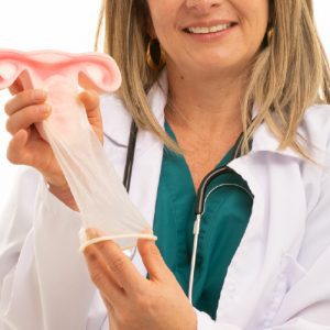 Profesional de la salud con anticonceptivo interno