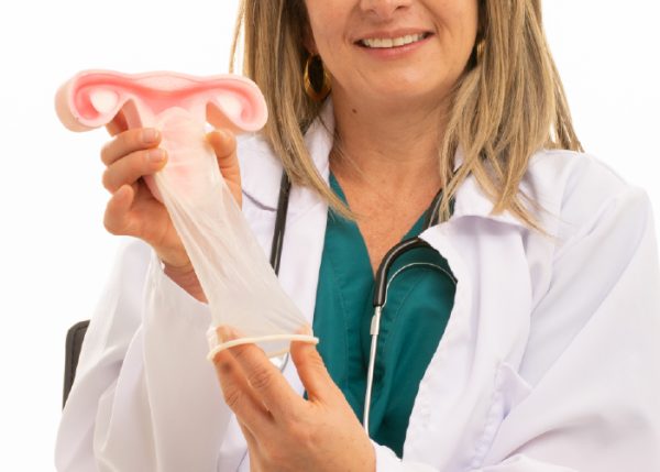 Profesional de la salud con anticonceptivo interno