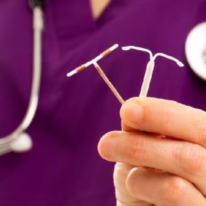 Profesional de la salud con DIU