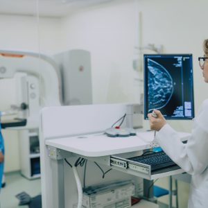Consulta médica de cáncer de mama