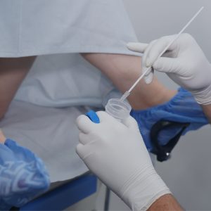 Toma de prueba de cáncer de cuello uterino