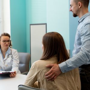 pareja recibiendo asesoria sobre fertilidad