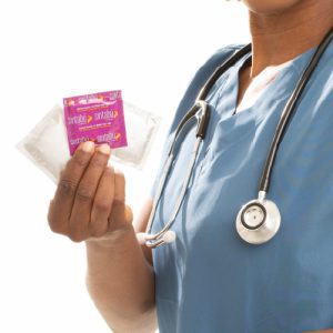Profesional de la salud con anticonceptivos