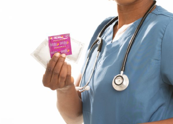 Profesional de la salud con anticonceptivos