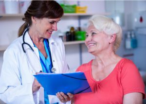 Consultante con menopausia en consulta con profesional de la salud