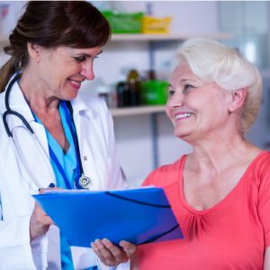 Consultante con menopausia en consulta con profesional de la salud