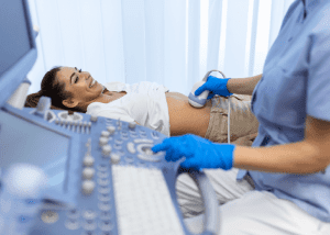 Consulta médica en ultrasonografía