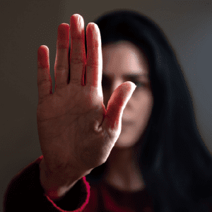 mujer con la mano en alto en señal de parar