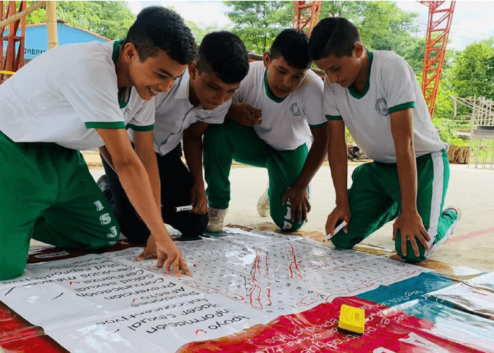 Adolescentes participan de charlas Oriéntame