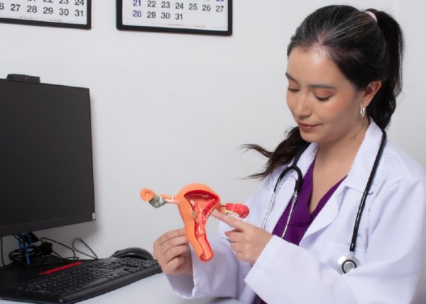 Profesional de la salud con Utero prevención cancer cuello uterino